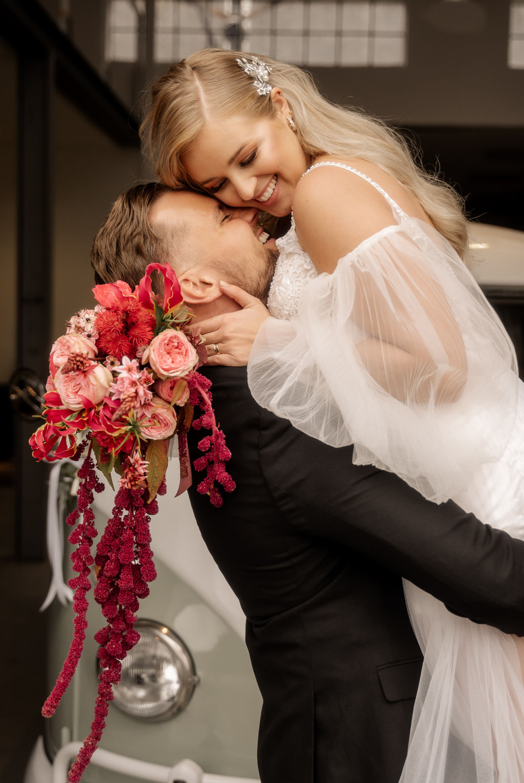 Romantisches Hochzeitspaar bei freier Trauung im Grünen