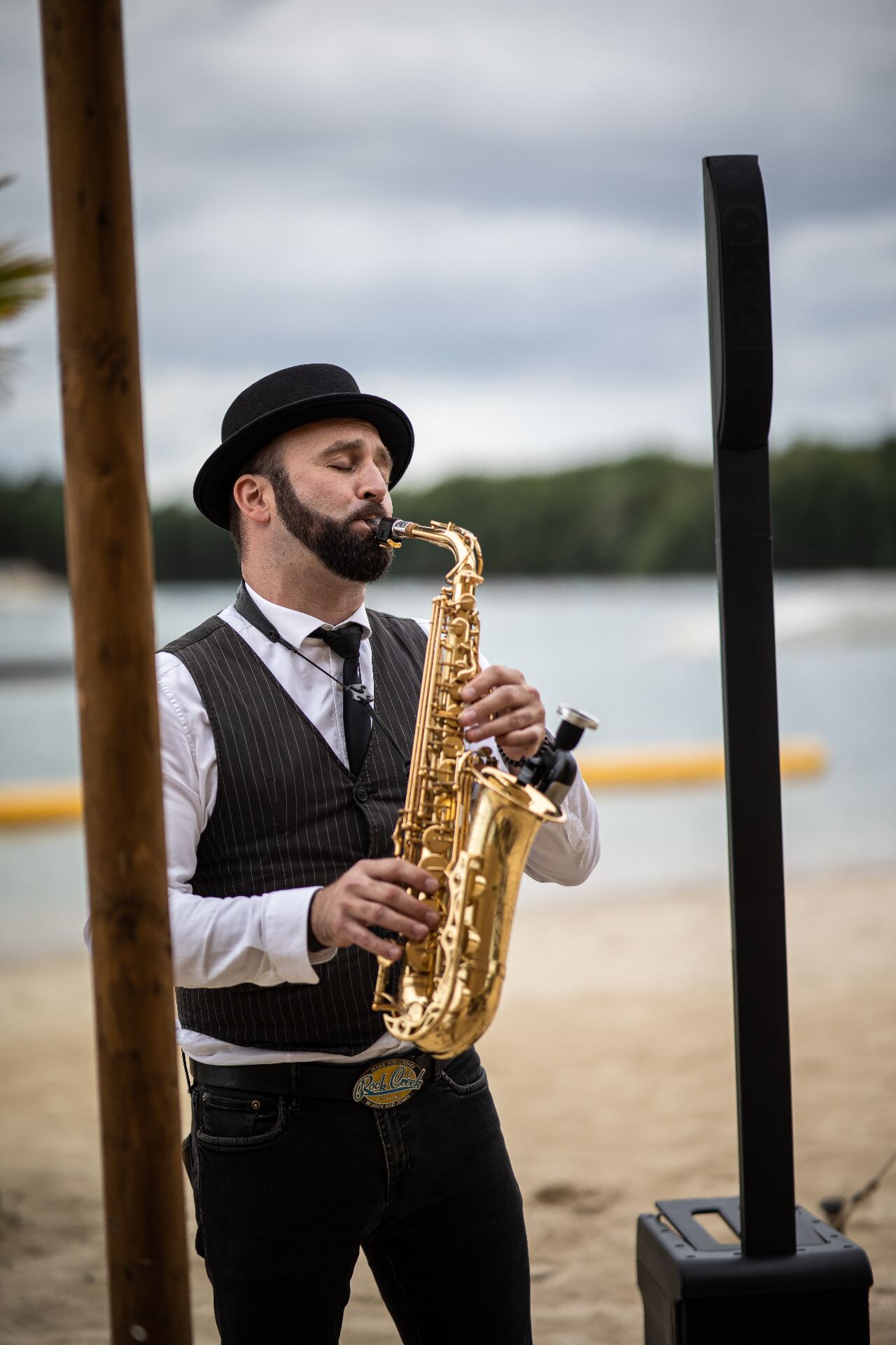 Saxophonist als Hochzeitsdienstleister bei einem Strand-Event