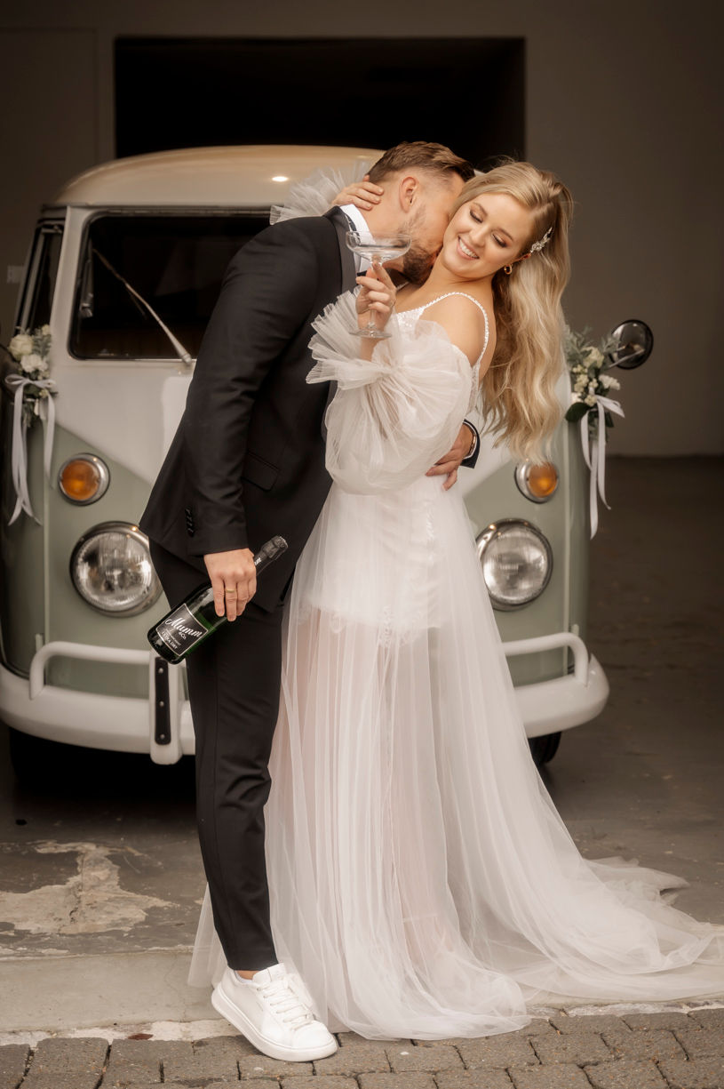 Glückliches Brautpaar küsst sich bei der Hochzeitsfeier