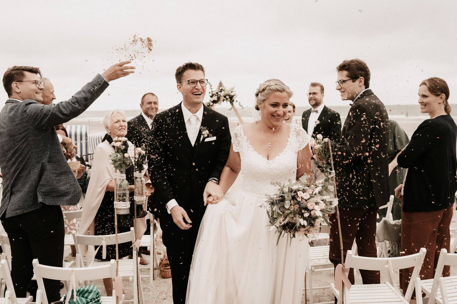 Glückliches Hochzeitspaar im goldenen Abendlicht
