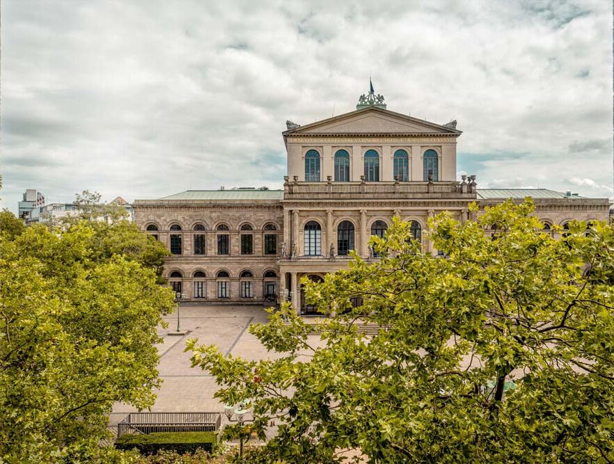 Blick auf die Staatsoper Hannover vom OfficeClub
