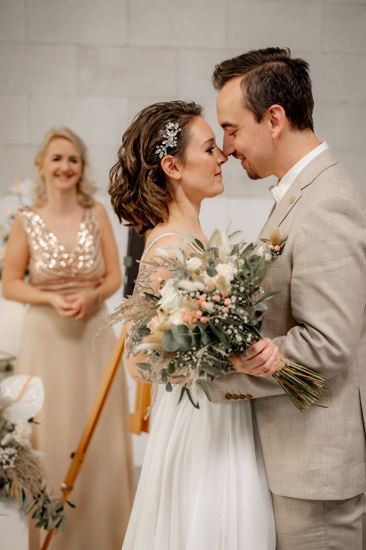 Hochzeitspaar mit Trauerednerin im Gespräch